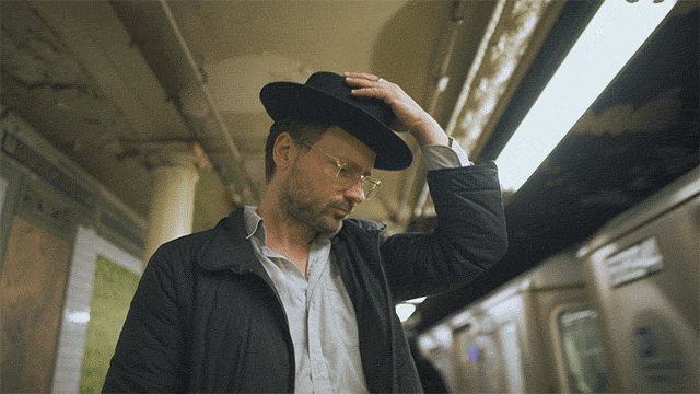 Graham Watling putting on a hat in Popurrí 2018 - (Ella es) La luna de Istanbul video